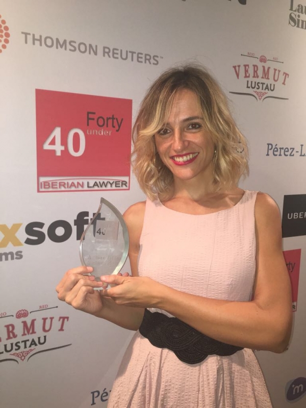 Ángela López Molina receives the special award at the Biannual 40 under Forty Awards