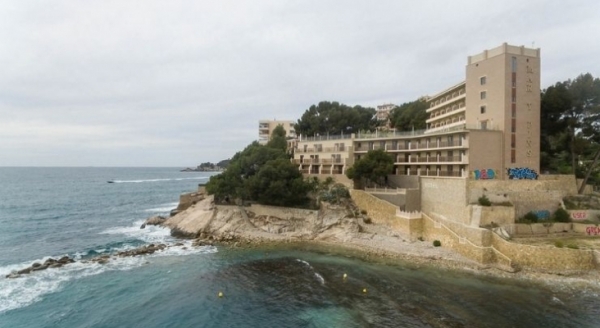SANJOSE demoler el Hotel Mar i Pins 4 estrellas en Mallorca